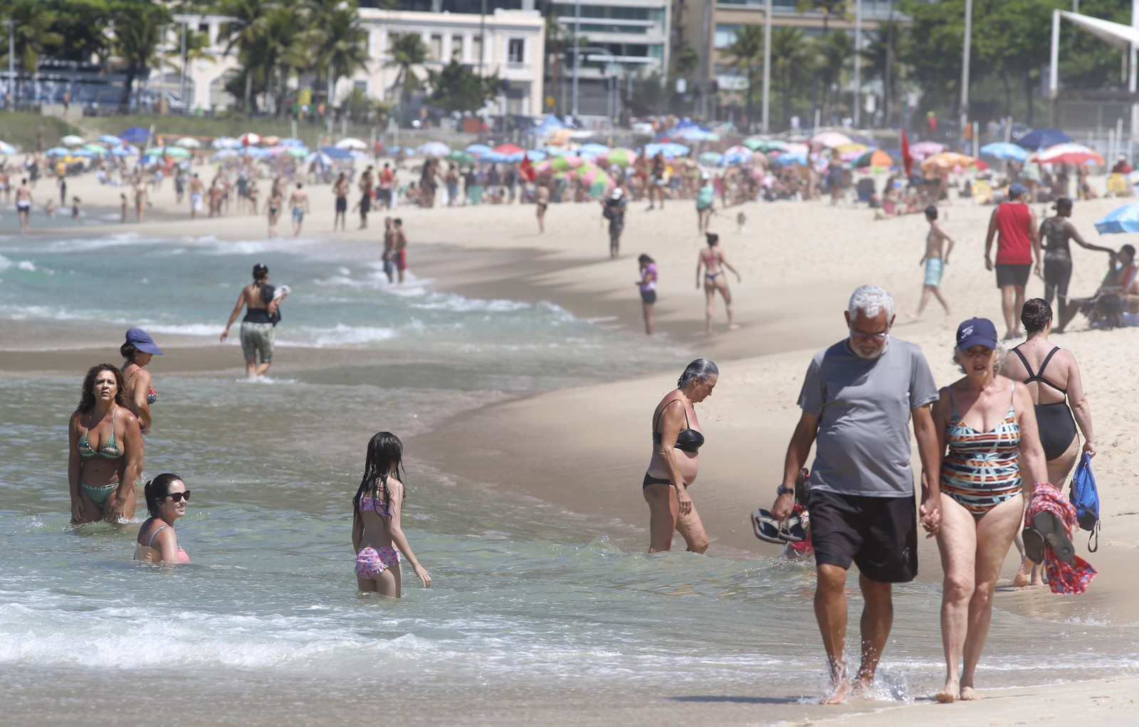 Calor leva banhistas à Praia do Leblon — Foto: Fabiano Rocha / Agência O Globo