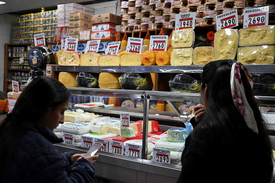 Mulheres compram queijo em uma banca do Mercado Central de Buenos Aires. Argentina tem uma das maiores taxas de inflação do mundo.