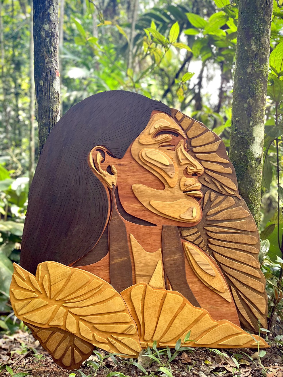 Após isolamento de sete anos, artista londrino expõe esculturas de