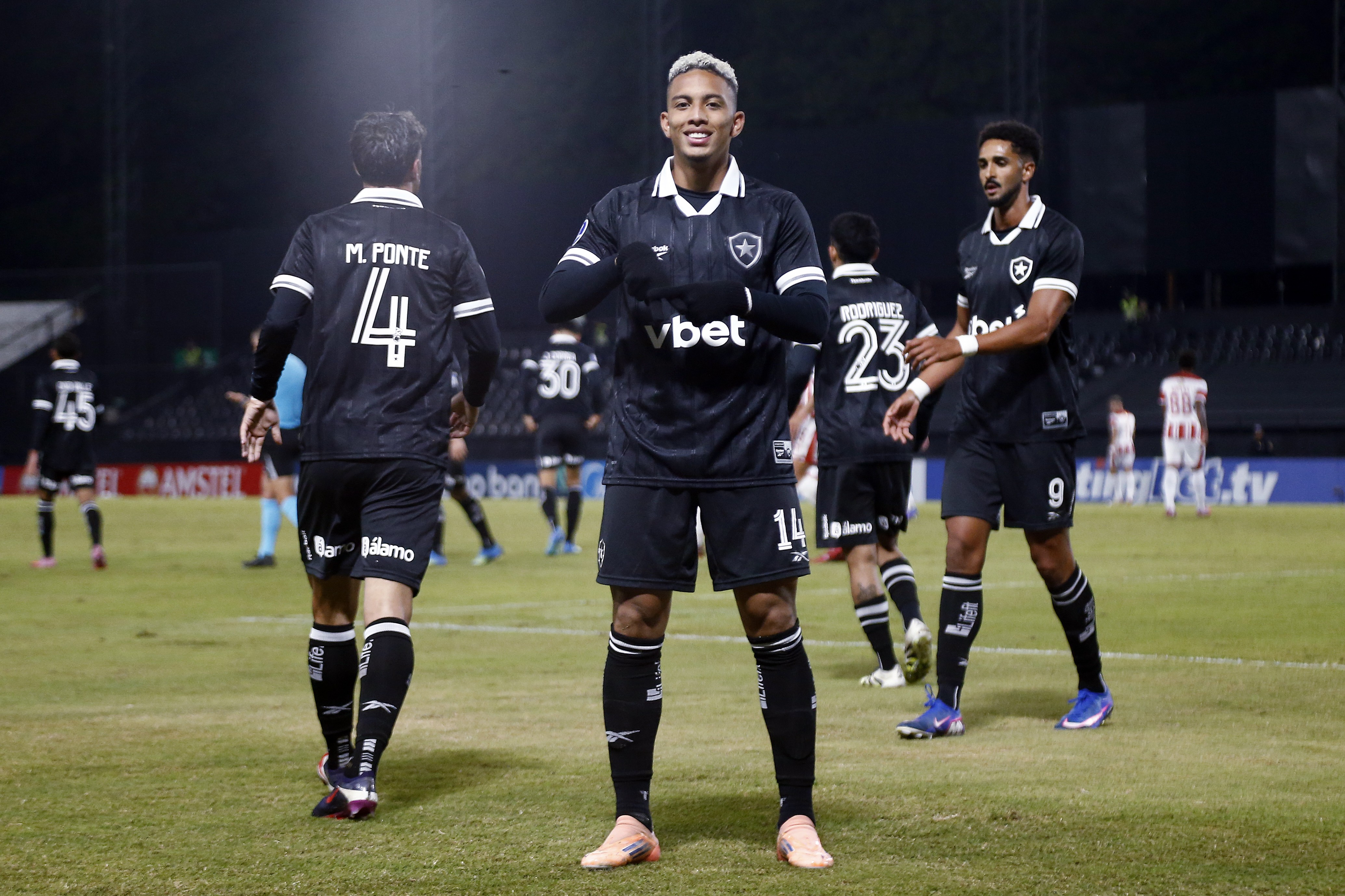 Botafogo domina o Independiente Petrolero e vence com facilidade por 3 a 0