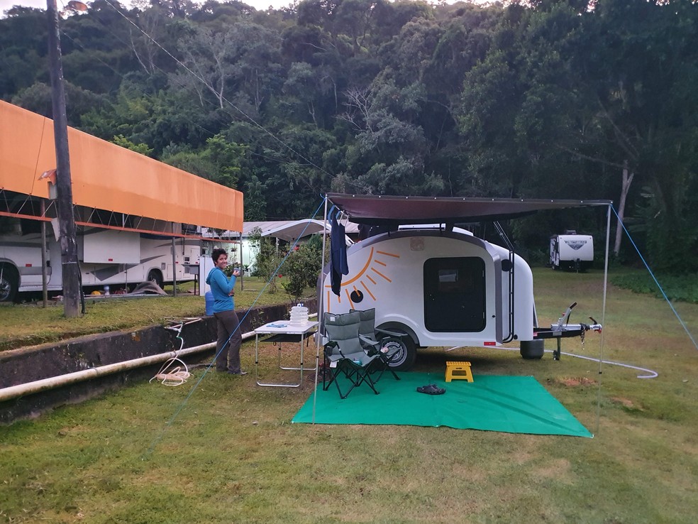 Ao longo da expedição, Letícia e Dennis enfrentaram os desafios de viver na estrada — Foto: Acervo pessoal