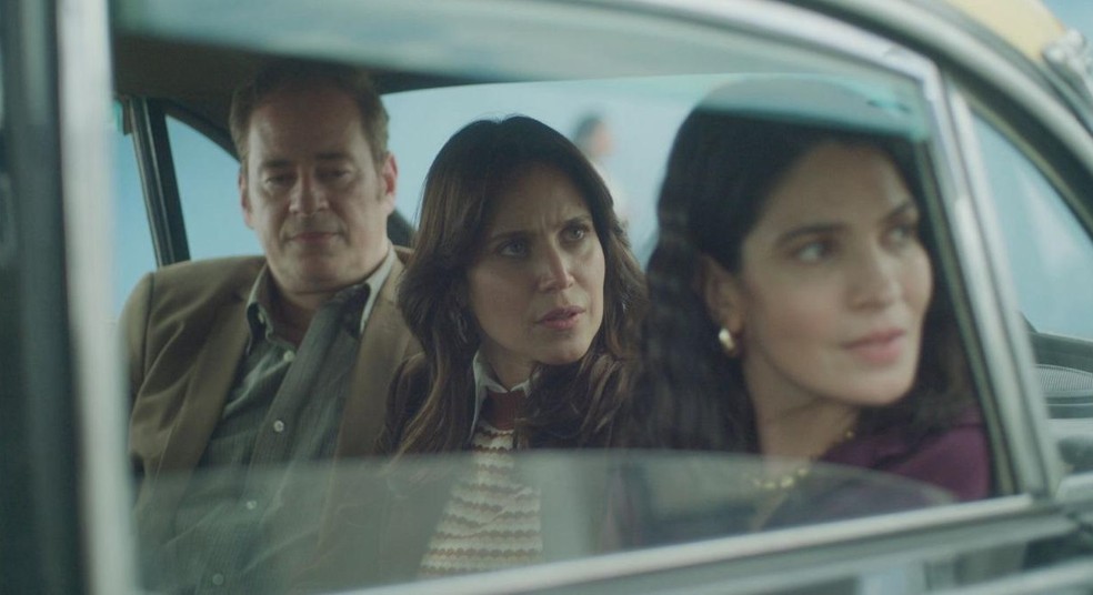 Mel Lisboa entre Dan Stulbach e Maria Manoella em "A conspiração Condor" — Foto: Divulgação