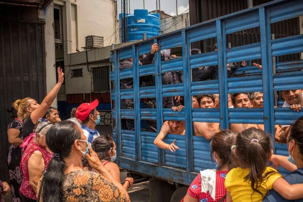 Bukele respondeu com força à violência ordenada por gangues, impondo um estado de emergência que permanece em vigor até hoje — Foto: Daniele Volpe / The New York Times