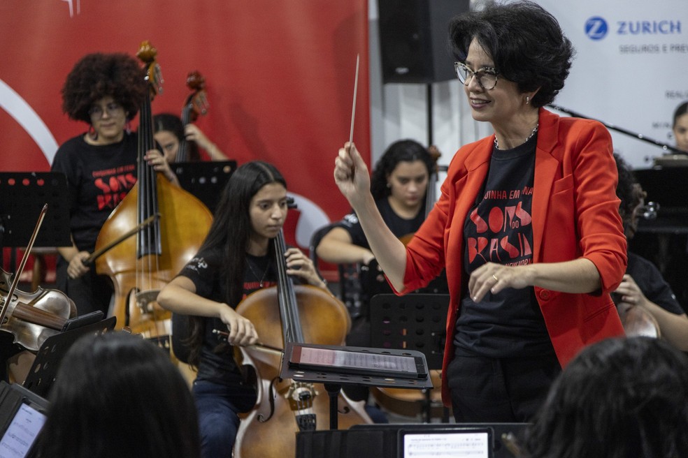 A regente Priscila Bonfim durante ensaio da OSJ Chiquinha Gonzaga anteontem — Foto: Guito Moreto