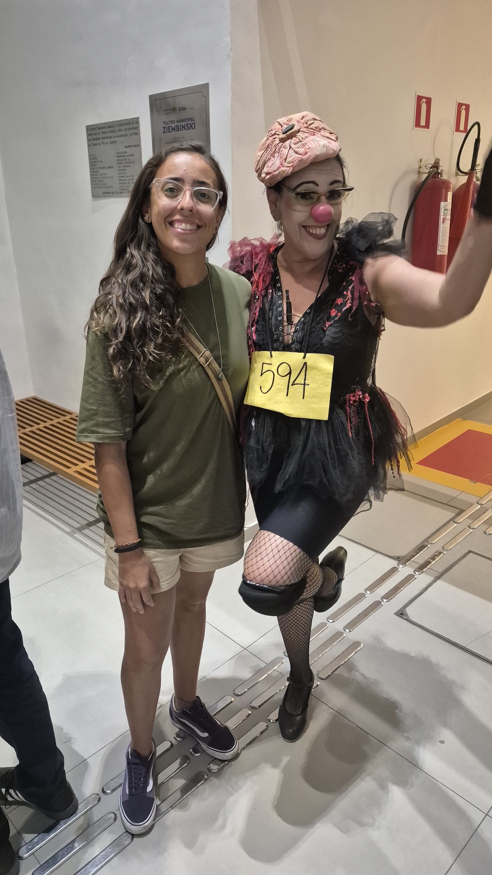  Geni Viegas (à direita), caracterizada como a palhaça Maffalda dos Reis, e a filha Iara — Foto: Divulgação