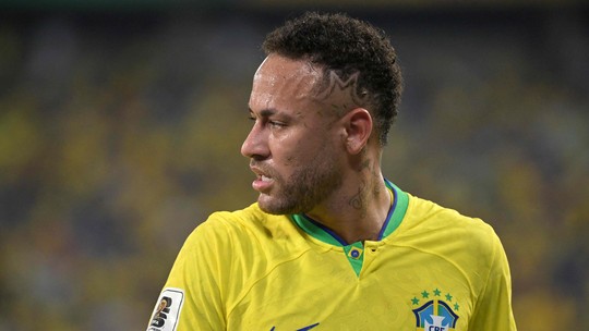 Médico da seleção diz que Neymar teve 'boa evolução' e fala em prazo de retorno