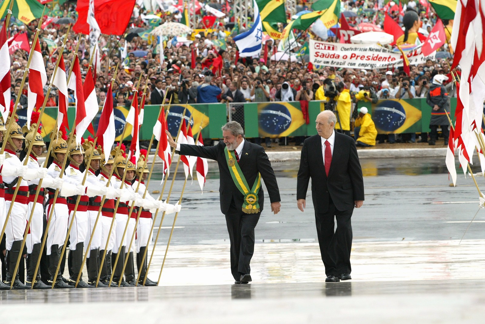 Em 2007, Lula subiu novamente a rampa do Planalto, acompanhado de seu vice, para ser empossado pela 2° vez — Foto: Gustavo Miranda