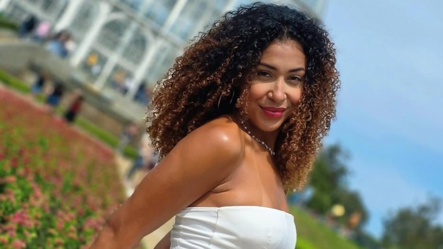 Influencer naturista revela benefícios da naked yoga e os desafios da nudez nos relacionamentos