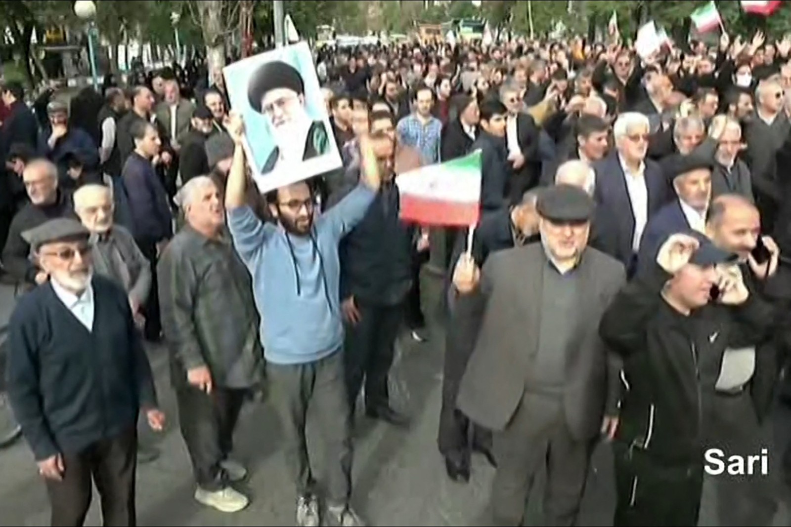 Manifestante segura a foto do líder supremo do Irã, o aiatolá Ali Khamenei — Foto: IRAN PRESS / AFP