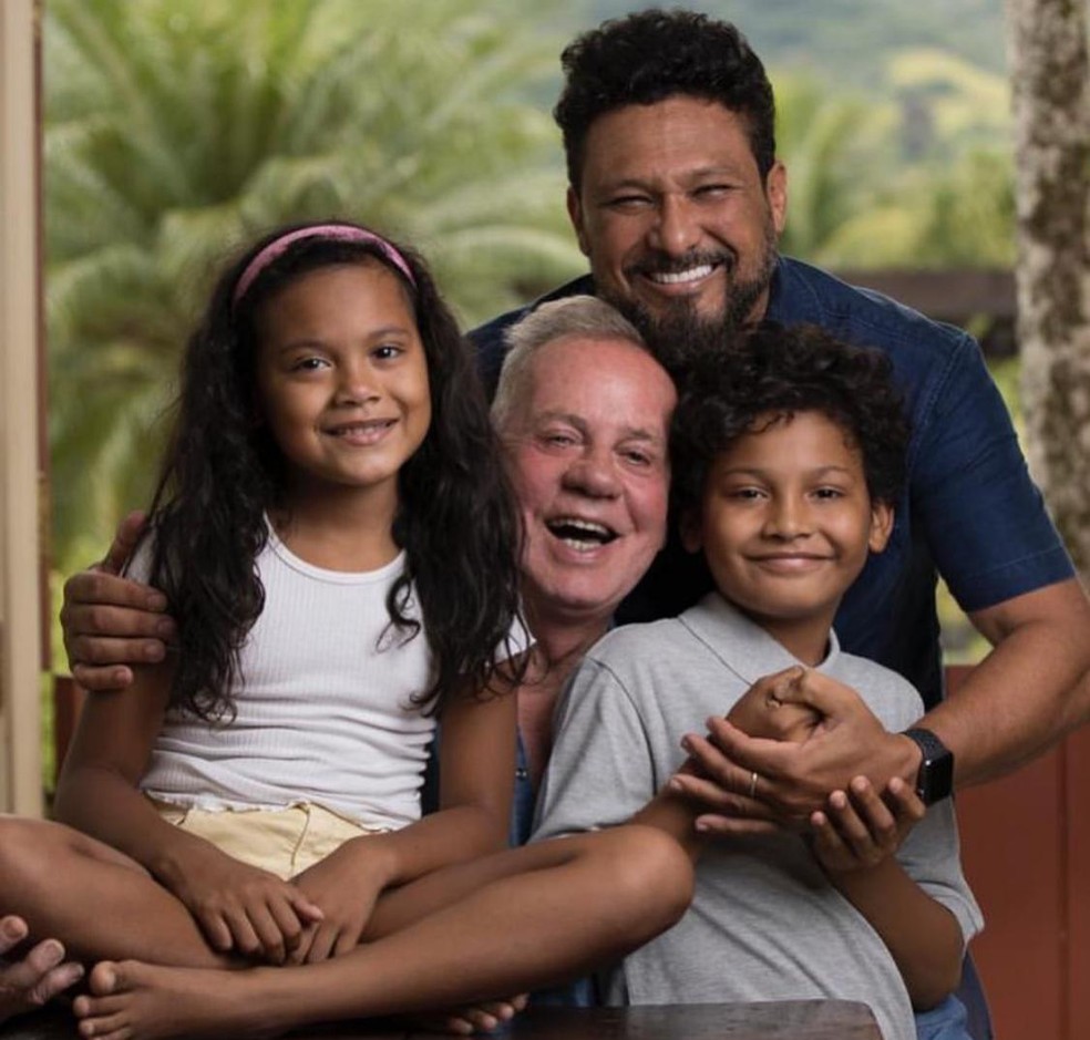 Em família: Luiz com o marido, Adriano Medeiros, e os filhos Olivia e Dante — Foto: Acervo pessoal