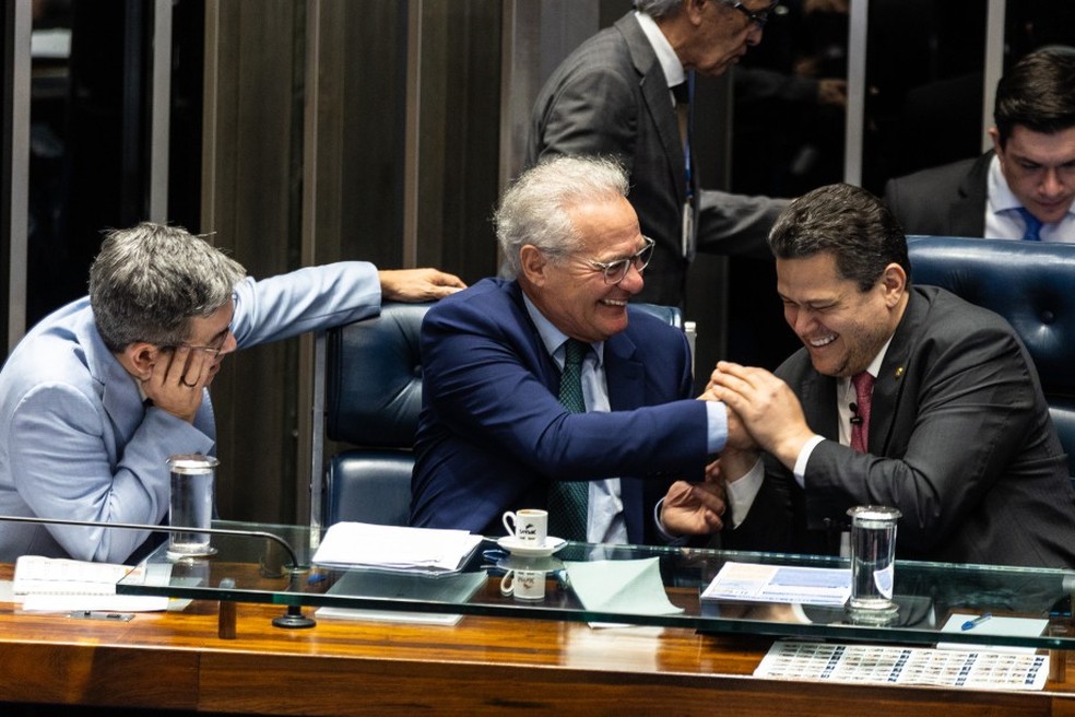 Renan Calheiros (MDB-AL) comemora aprovação do projeto do IR com Randolfe Rodrigues (PT-AP) e o presidente do Senado, Davi Alcolumbre (União Brasil -AP) — Foto: Brenno Carvalho/Agência Globo