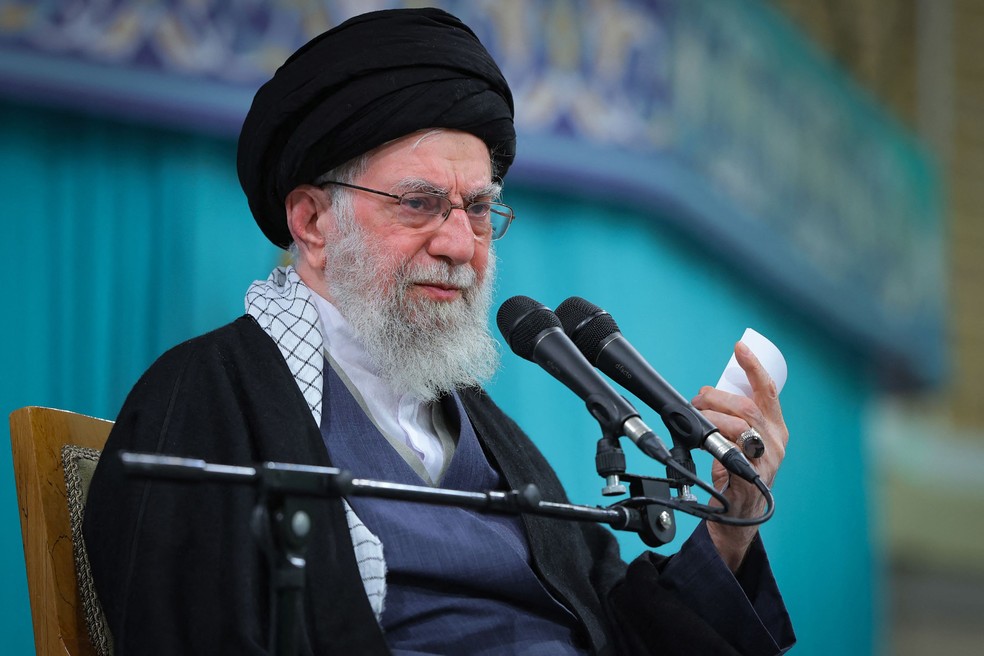 O líder supremo do Irã, aiatolá Ali Khamenei, discursa em encontro com apoiadores em Teerã, em 17 de janeiro de 2026 — Foto: KHAMENEI.IR / AFP