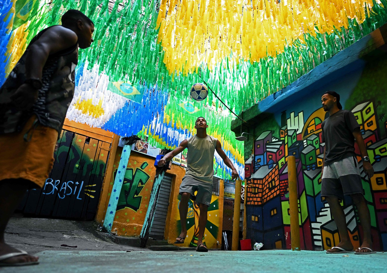 Moradores jogam futebol na favela da Rocinha, no Rio de Janeiro, dias antes da estreia da seleção brasileira na Copa do Catar — Foto: Carl de Souza / AFP