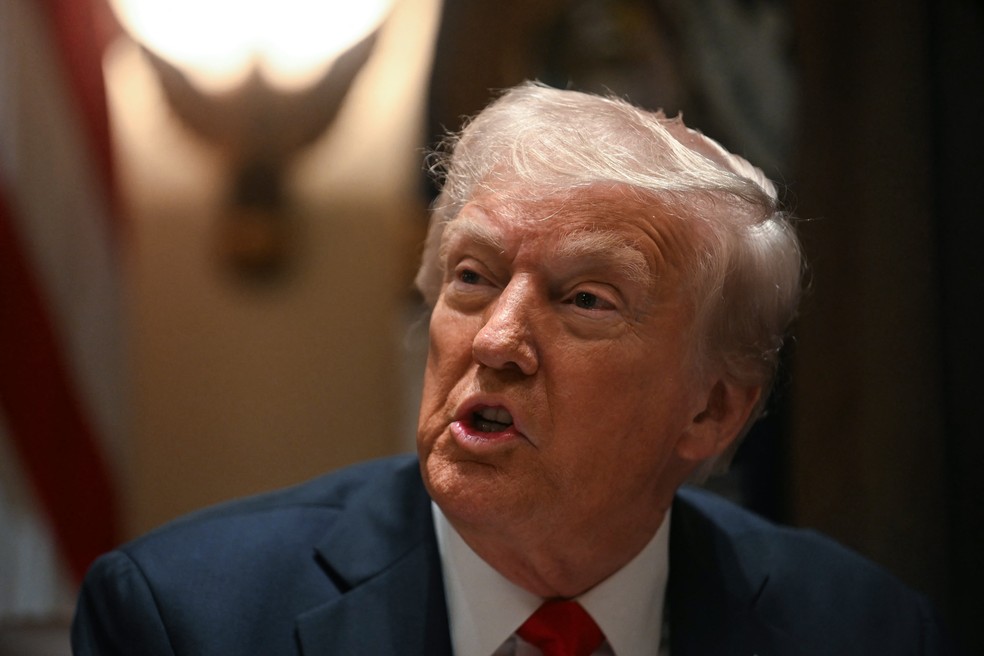 O tarifaço de Donald Trump contra Canadá, México e China entrou em vigor nesta terça-feira — Foto: Jim WATSON / AFP