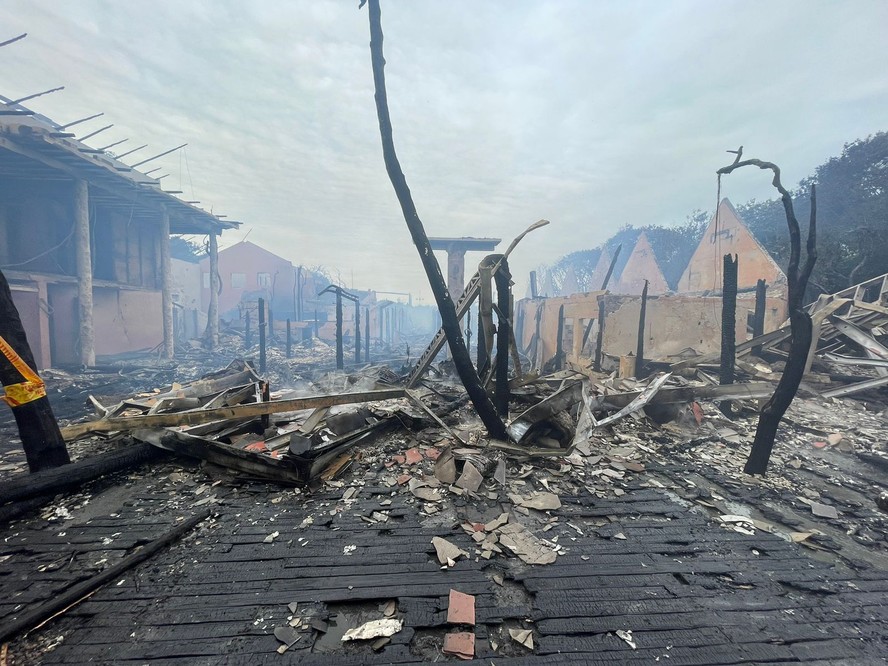 Um incêndio de grandes proporções atingiu um clube do litoral de Santa Catarina