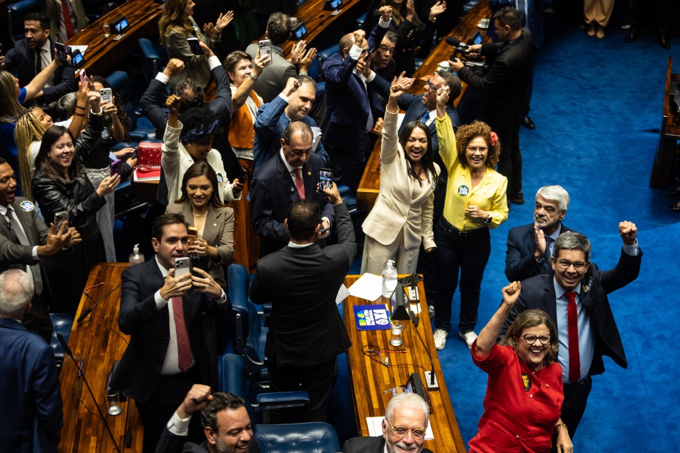 Campanha de Lula explora chance de mudança na jornada com Flávio, que tenta redirecionar debate público