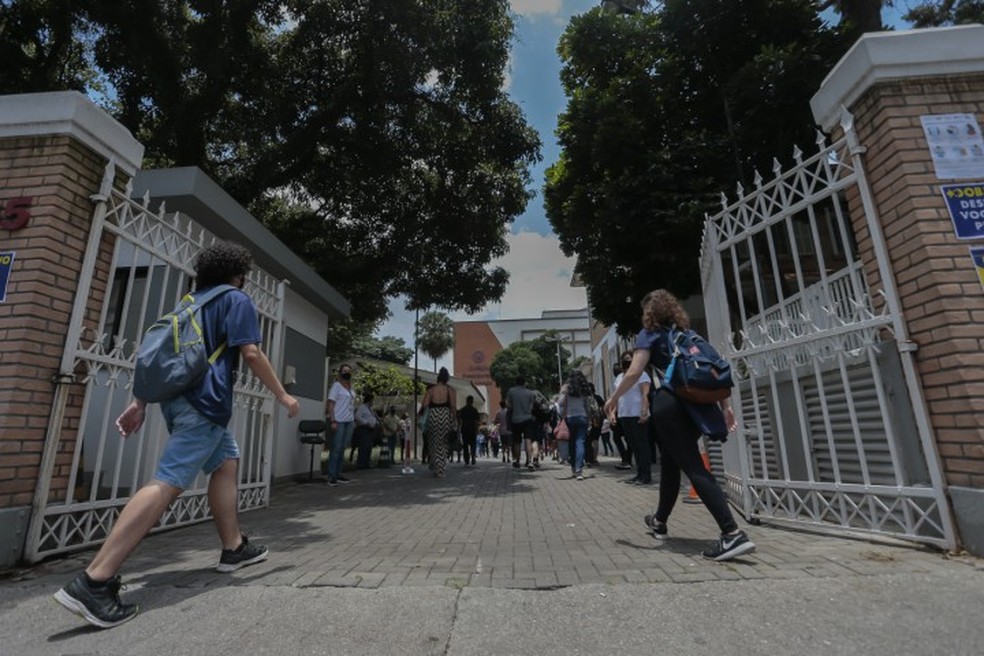 Alunos chegam para o segundo dia de prova do Enem, em na Universidade Machenzie, em São Paulo — Foto:         