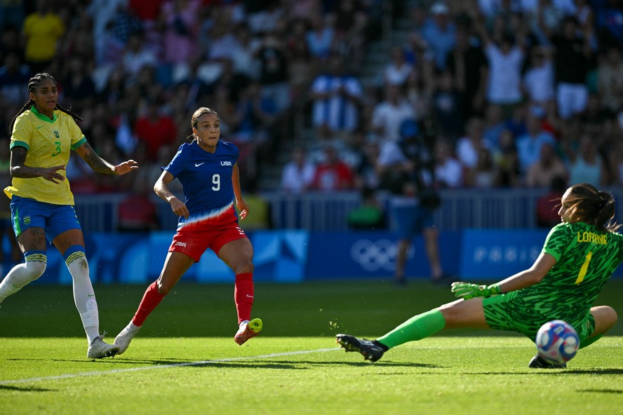 Mallory Swanson faz gol para os EUA, contra o Brasil, na final do futebol feminino em Paris-2024