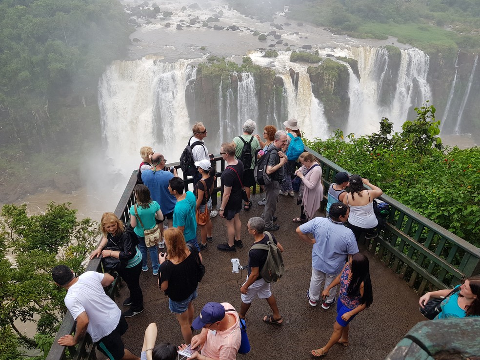 Turistas num ponto de observação do Parque Nacional das Cataratas, em Foz do Iguaçu — Foto: Ana Lúcia Azevedo /  O Globo