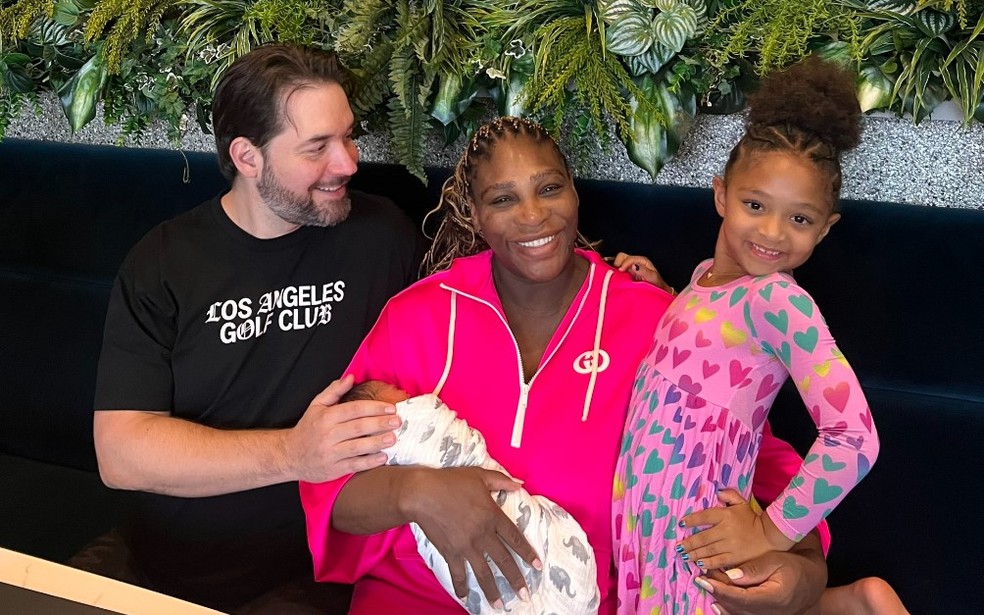 Serena Williams com a filha recém-nascida no colo e ao lado do marido, Alexis Ohanian, e da filha Olympia — Foto: Reprodução / redes sociais