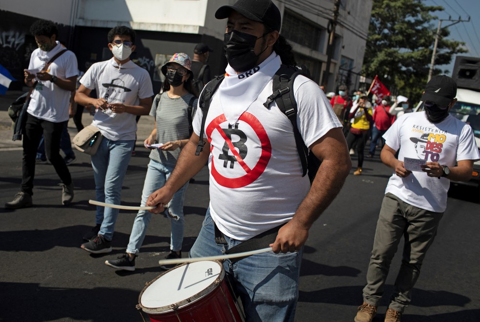 Manifestantes usam camisetas contra adoção do bitcoin em El Salvador REUTERS/16-1-22 — Foto:         