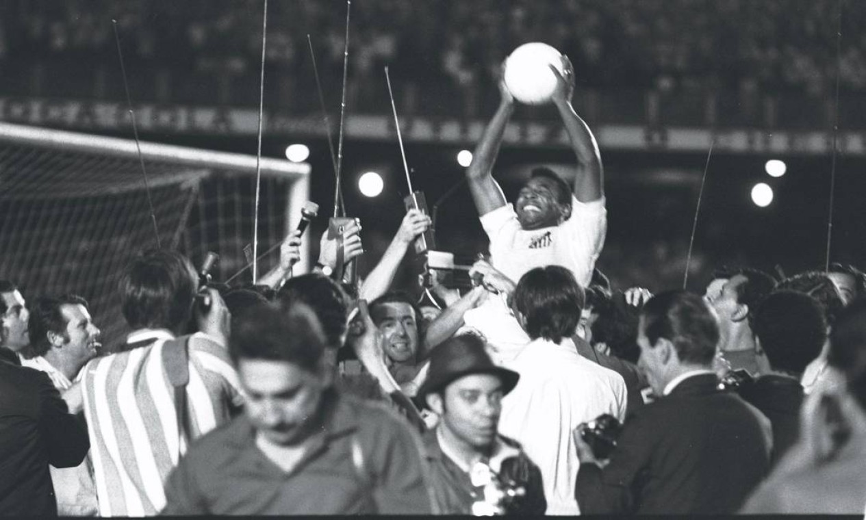 Pelé comemora milésimo gol depois da vitória de 2 a 1 sobre o Vasco da Gama, no Maracanã — Foto: Arquivo
