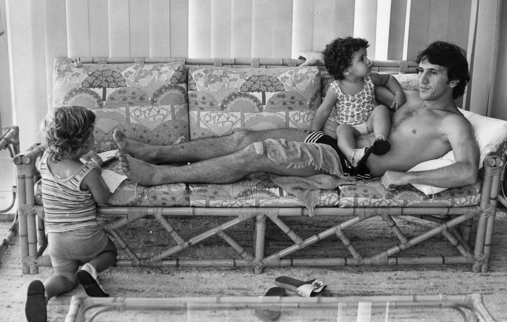 Zico se recupera em casa para final do Brasileirão de 1980 — Foto: Sebastião Marinho / Agência O Globo