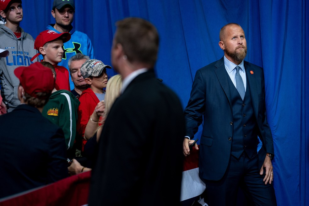 Brad Pascale, gerente de campanha do presidente Donald Trump, aguarda o início de um comício em Green Bay, Wisconsin, em 27 de abril de 2019 — Foto: Erin Schaff/The New York Times