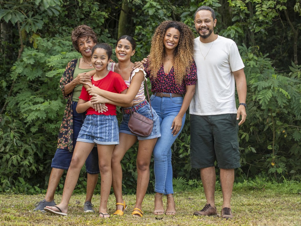 A família da protagonista Sol, que é evangélica — Foto: Divulgação