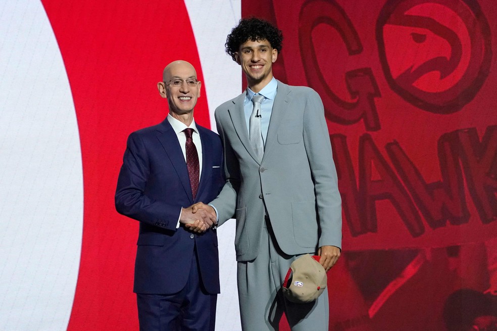 Zaccharie Risacher, primeira escolha do NBA Draft 2024, pelo Atlanta Hawks — Foto: TIMOTHY A. CLARY / AFP