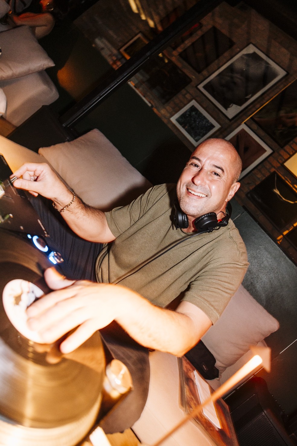 Marcelinho da Lua. O DJ toca na festa Ya’Ya, no Jardim Botânico, e quer ensinar as pessoas a comprarem vinis — Foto: Divulgação/G2 Fims