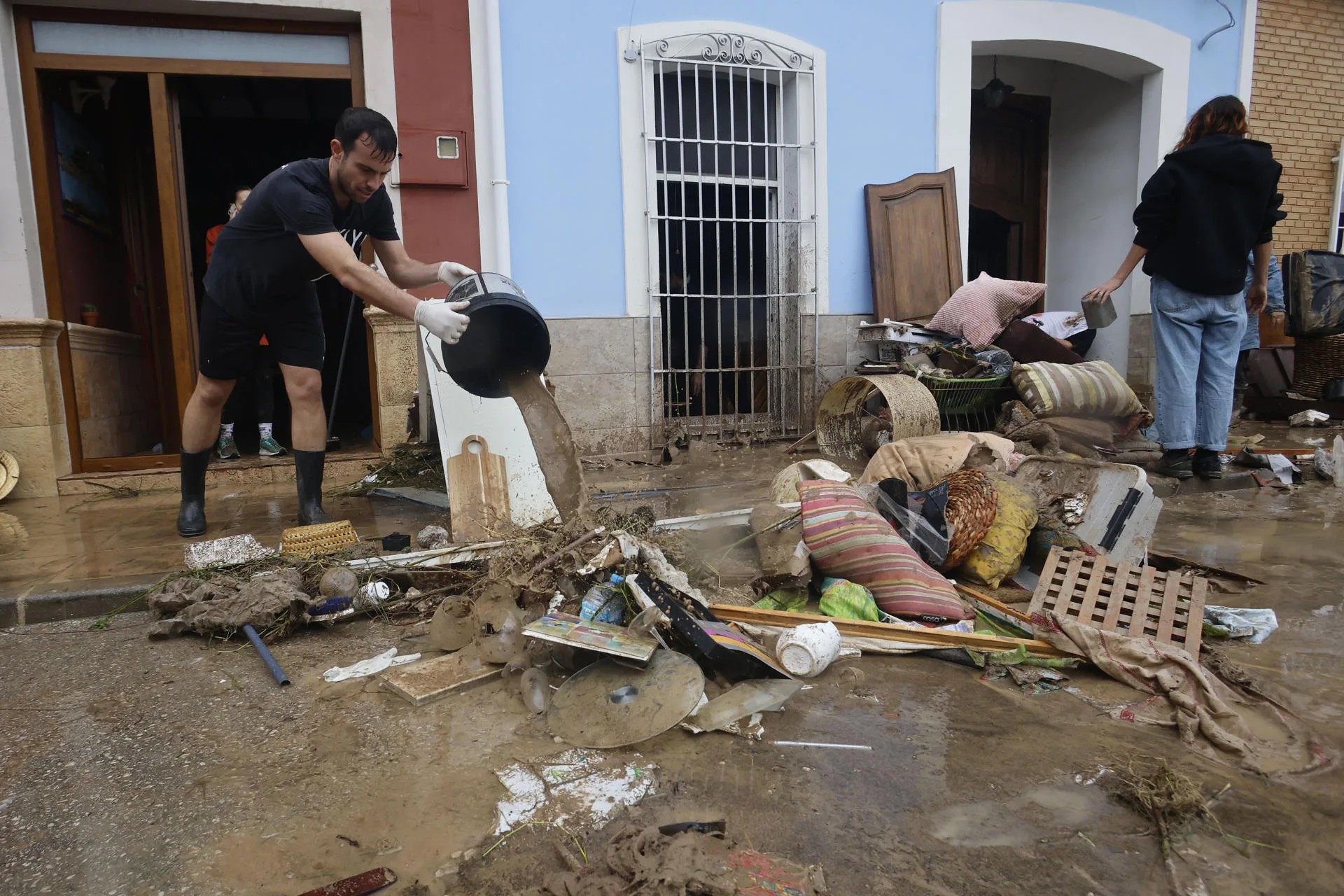 Enxurrada arrasta carros após rio transbordar na Espanha e provoca alagamentos em casas e lojas; vídeo