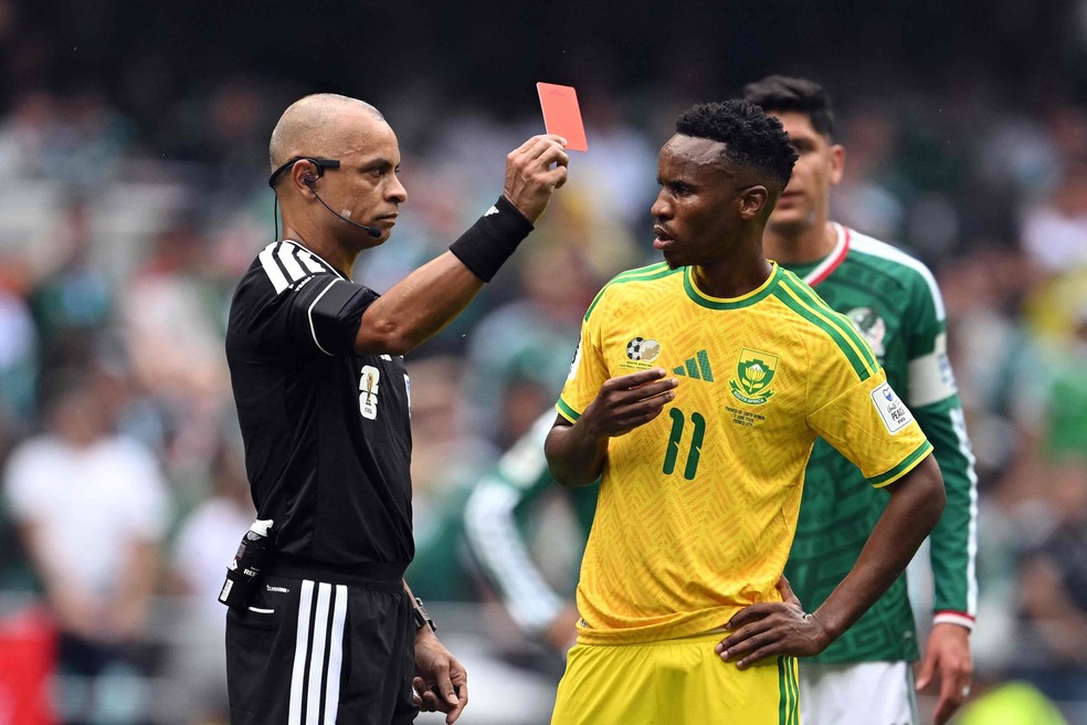 Wilton Pereira de Sampaio expulsando Themba Zwane no jogo entre México e Africa do Sul; partida teve três expulsos — Foto: AFP / Yuri Cortez