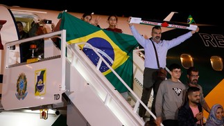 Brasileiros repatriados da Faixa de Gaza chegam a Brasília e são recebidos pelo presidente Lula — Foto: Cristiano Mariz/Agência O Globo