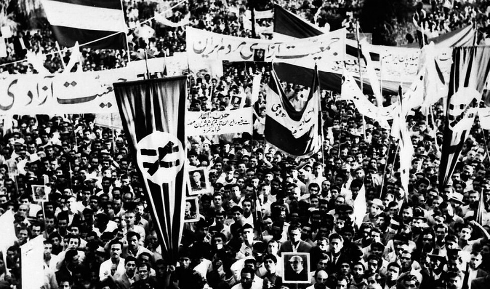 Manifestação de apoio a Mossadegh em 1953 — Foto: Reprodução/Wikipedia