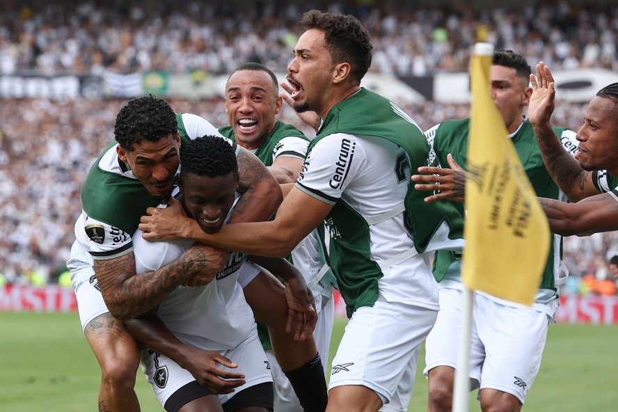 Jogadores do Botafogo celebram o gol de Luiz Henrique, que abriu o caminho para o título da Libertadores