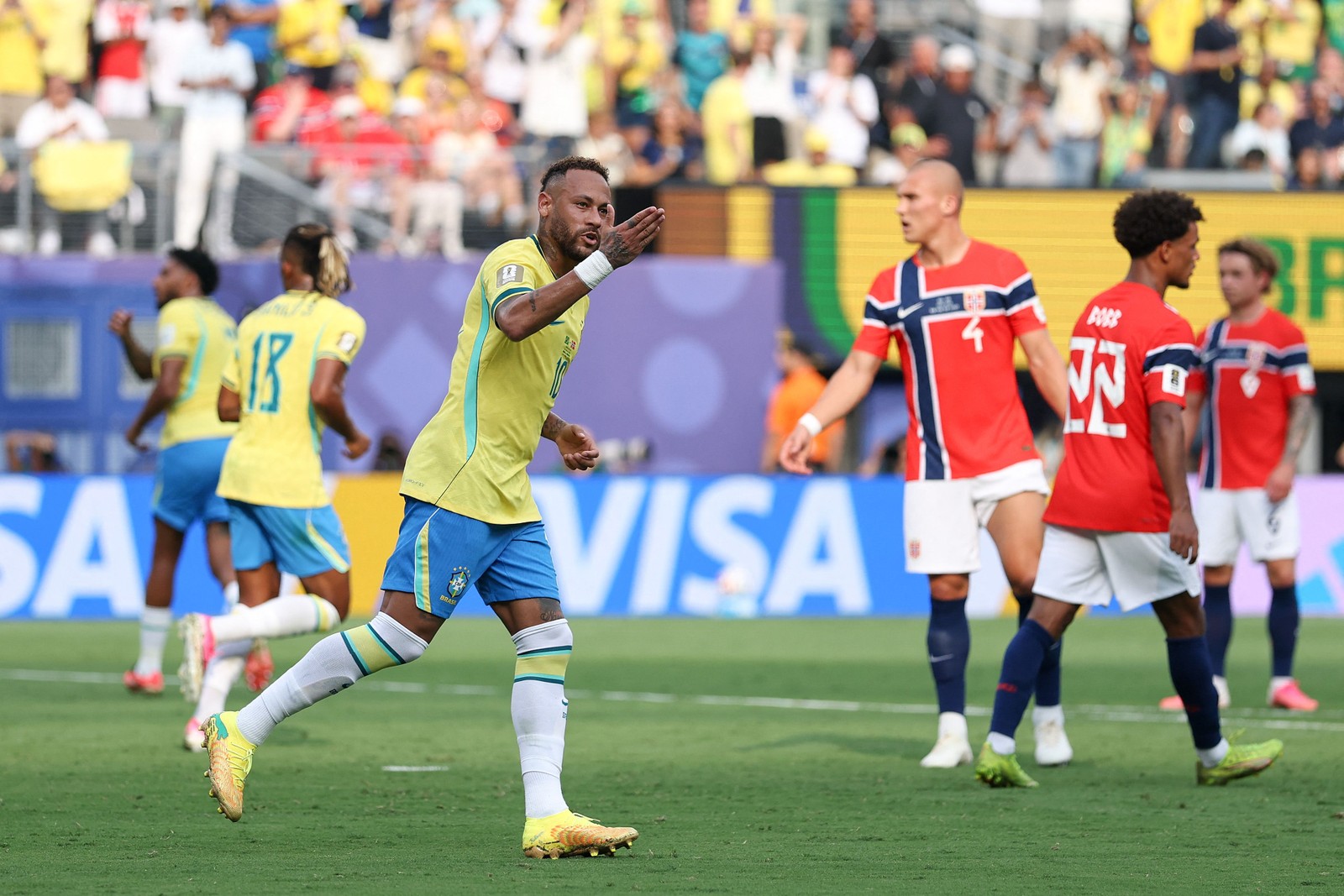 Neymar marca o primeiro gol da seleção em um pênalti — Foto: Getty Images via AFP