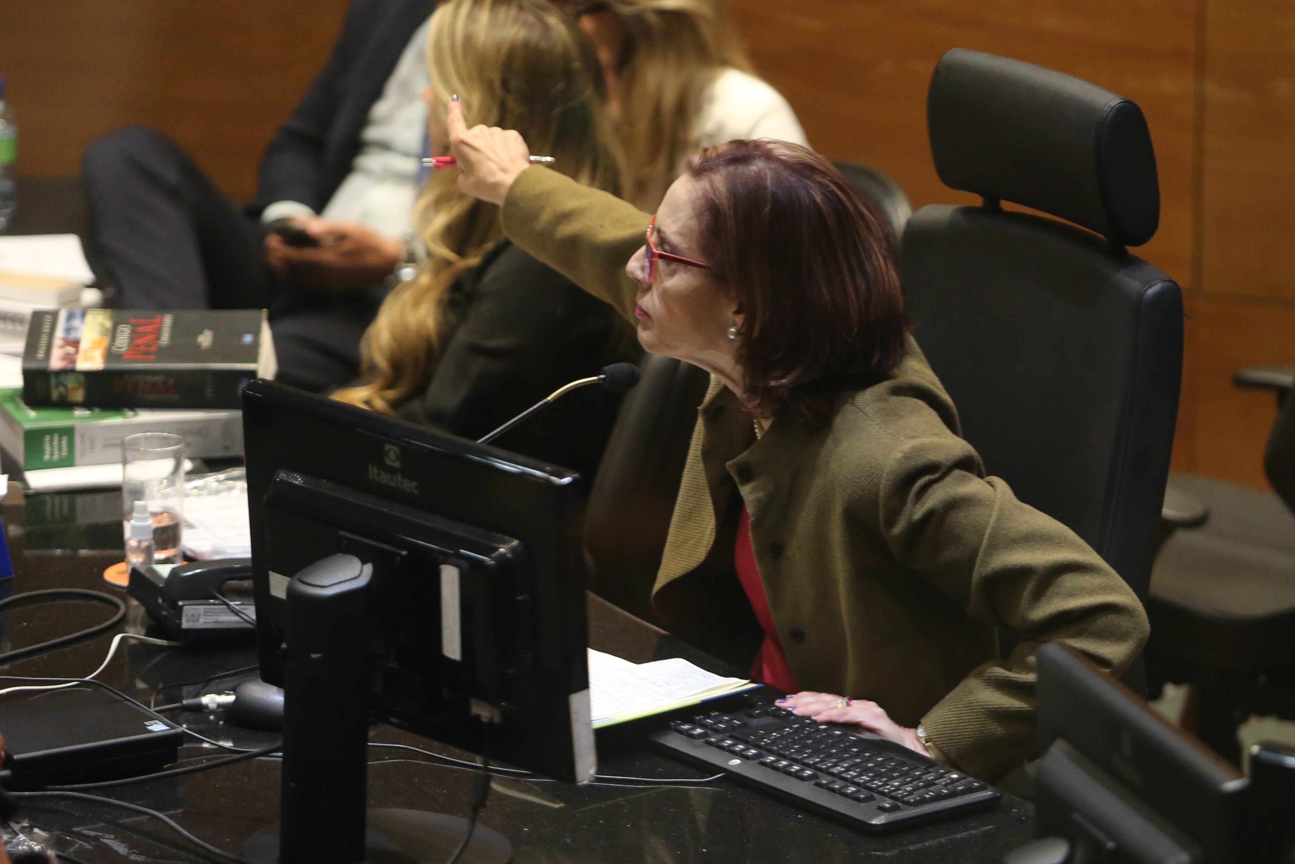 Caso Henry: juíza forma equipe de jurados e dá início a julgamento de Monique Medeiros e Jairinho