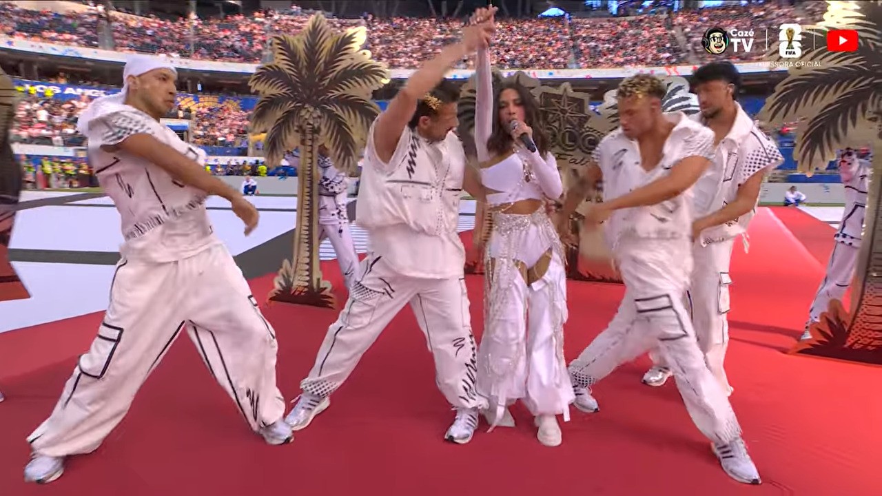 Anitta brilha na abertura da Copa do Mundo e encanta internautas