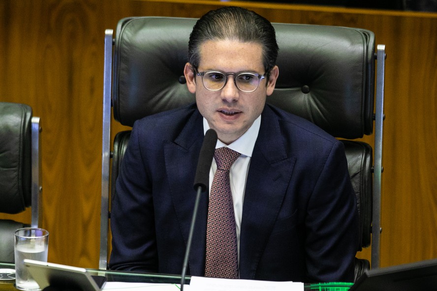 Hugo Motta em sessão na Câmara para votar projeto que cancela decreto do governo que elevou o IOF
