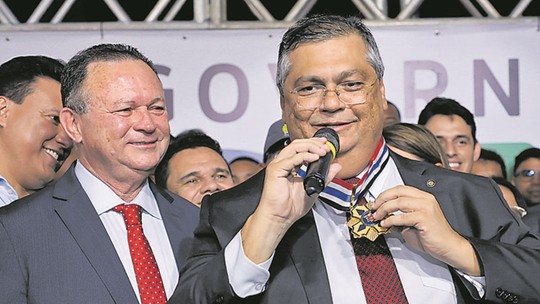 Governador do Maranhão, Carlos Brandão se afasta de Dino e 'flerta' com Sarney