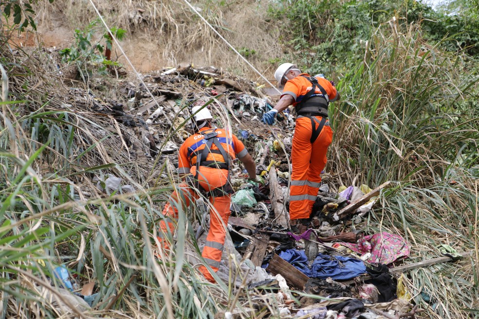 Desafio. Descarte irregular é feito diariamente em comunidades — Foto: Divulgação/Comlurb