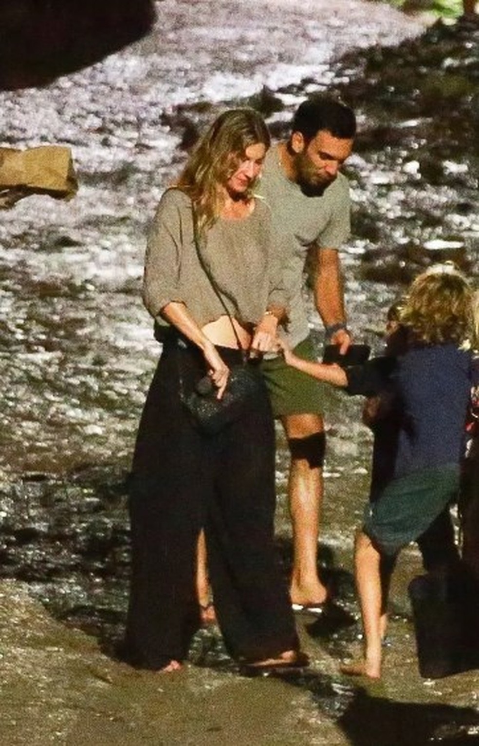 Após separação, Gisele Bündchen é fotografada ao lado de lutador