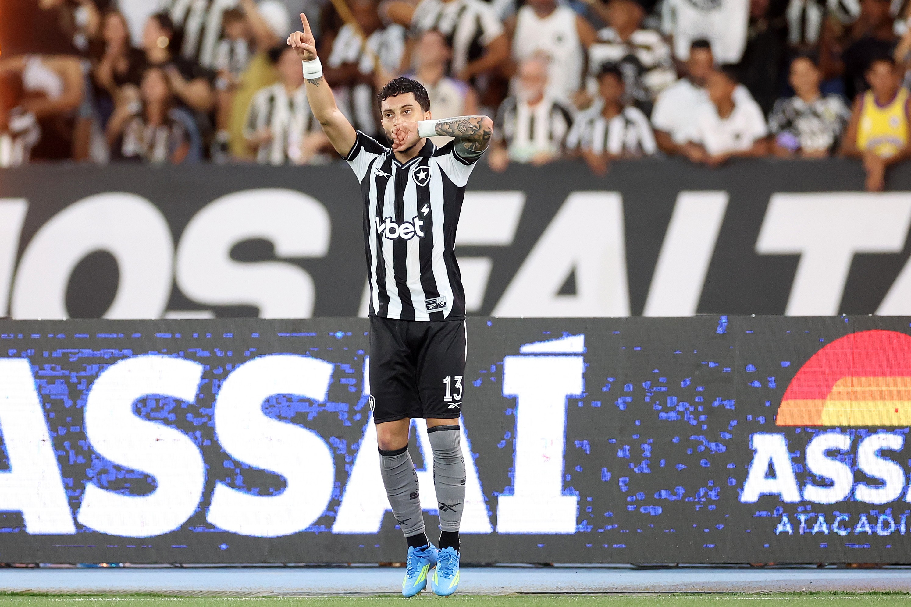 Botafogo é premiado pela insistência, larga em vantagem na Copa do Brasil, mas ainda tem pontos a melhorar; leia análise