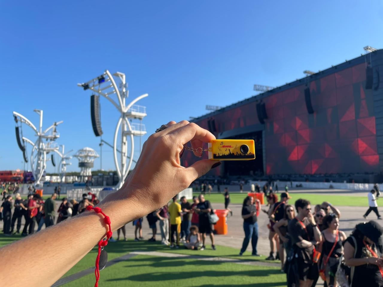Minicâmera analógica, fone de ouvido, carregador, intercâmbio e peças de roupa: veja os brindes distribuídos no Rock in Rio - Foto