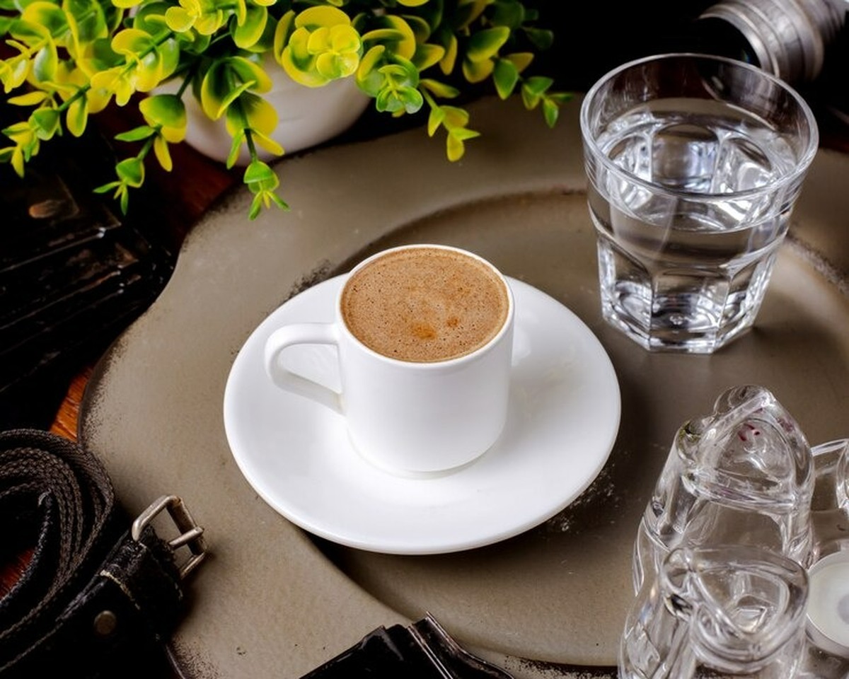 COMO FAZER CAFE: Primeiro coloca dois copos com água no fogo