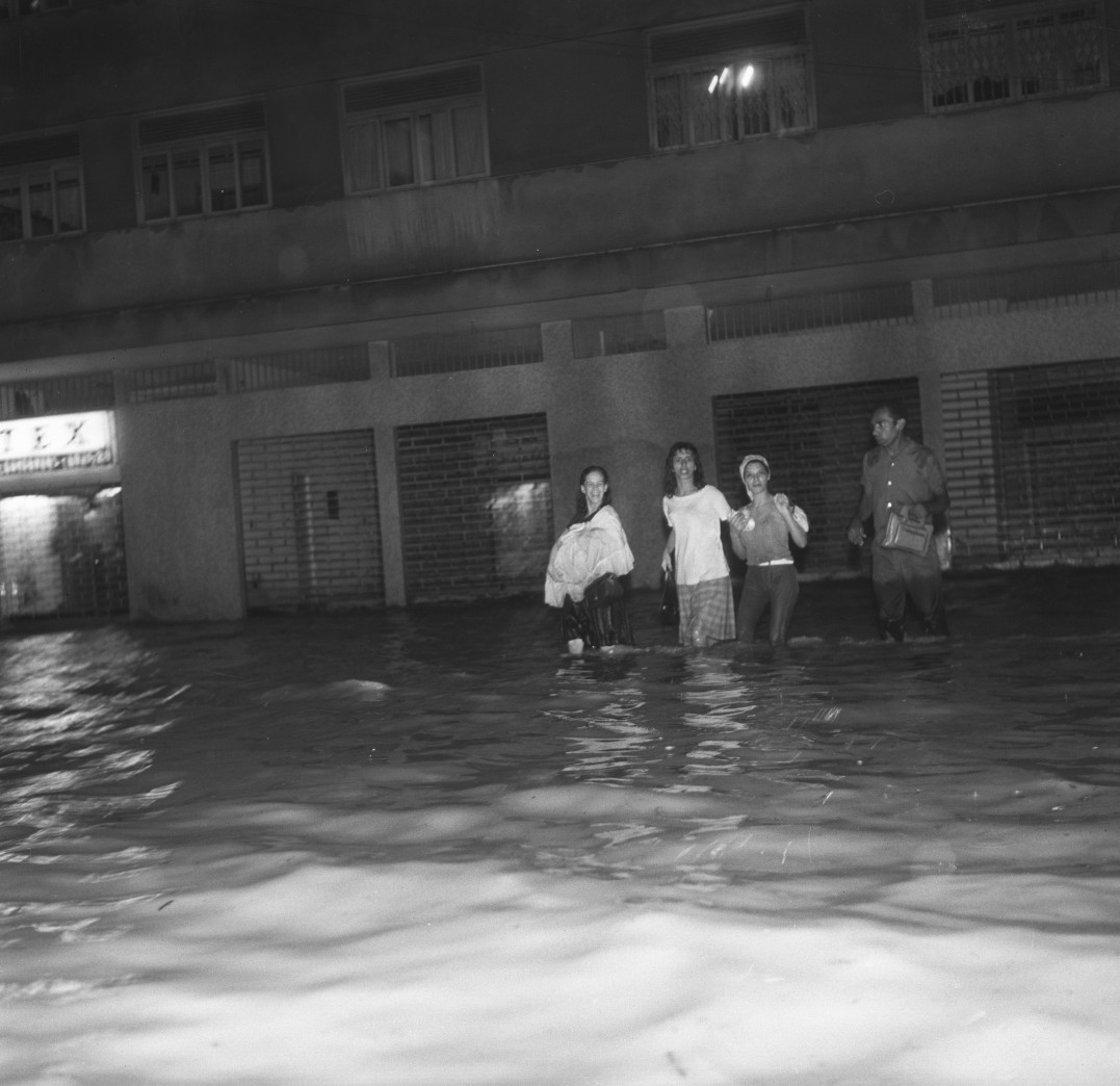 Pessoas atravessam a Rua da Passagem, em Botafogo — Foto: Arquivo / Agência O Globo