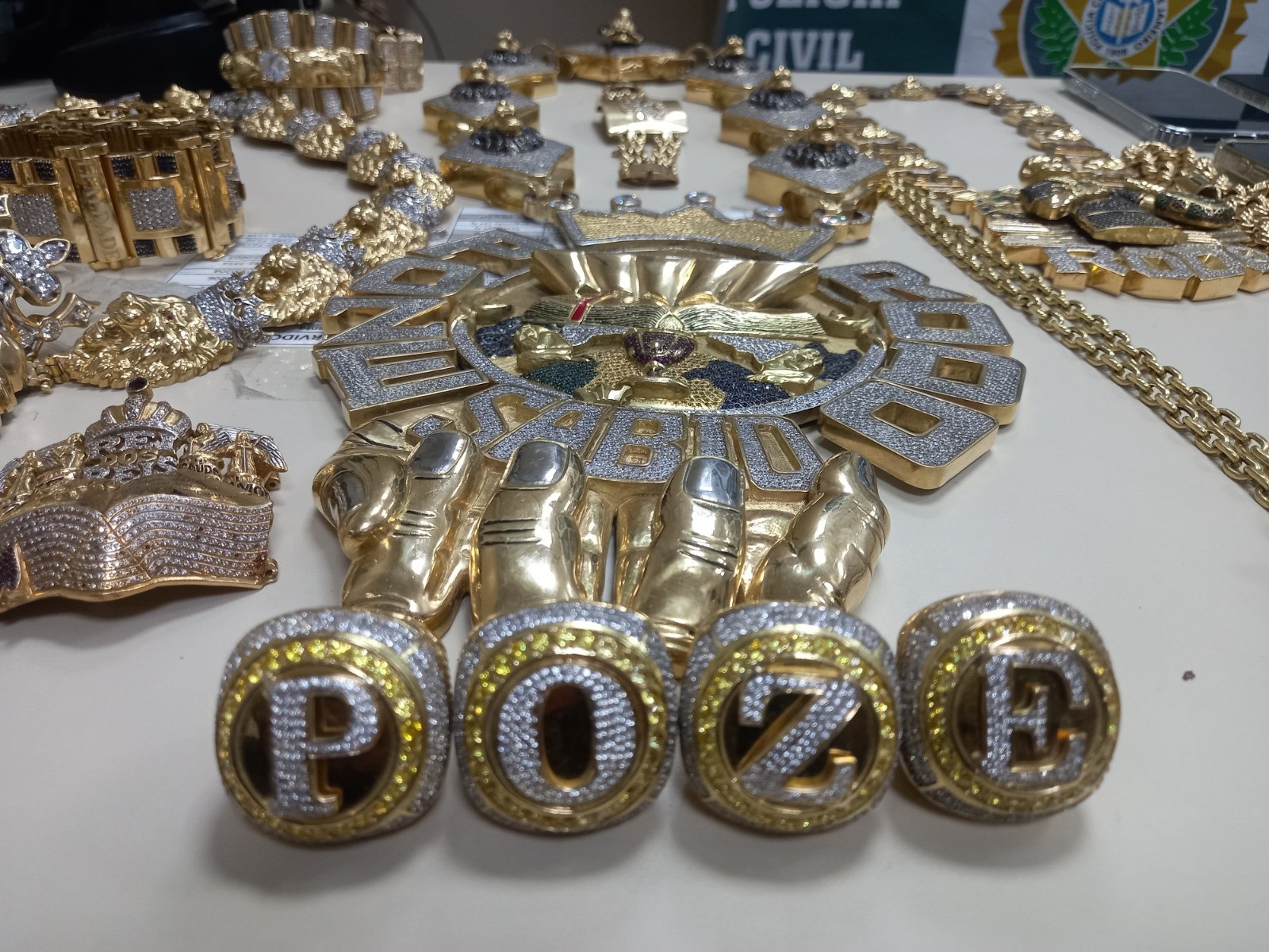 Polícia faz operação contra esquema ilegal de jogos de azar. Policiais na casa do MC Poze, no Recreio — Foto: Fabiano Rocha / Agência O Globo