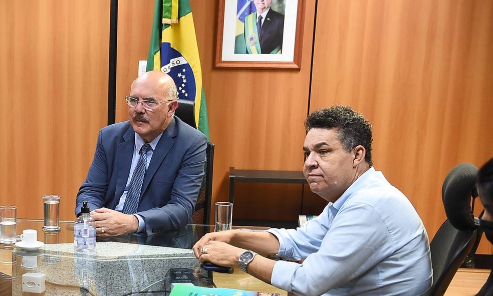 O ministro da Educação, Milton Ribeiro, com o pastor Arilton Moura — Foto: Luis Fortes/MEC