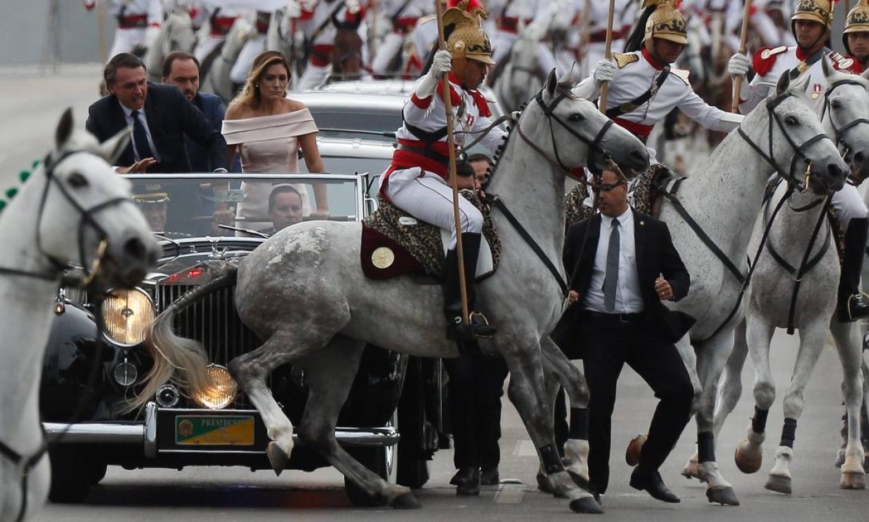 Cavalos dos Dragões da Independência dão um susto na comitiva durante o desfile em carro aberto na posse de Bolsonaro — Foto: Pablo Jacob / Agência O Globo